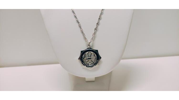 Collana con ciondolo di segni zodiacali.