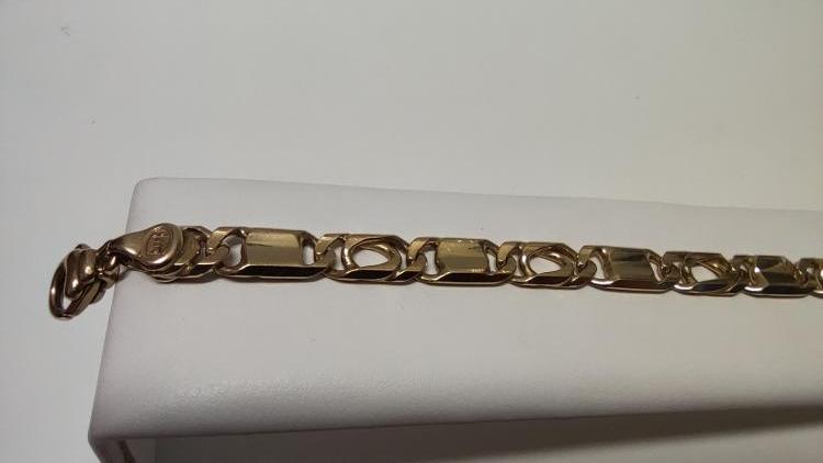 Bracciale a maglie larghe, molto appariscente.