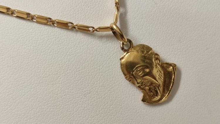 Collana con volto di Padre Pio costruito artigianalmente.