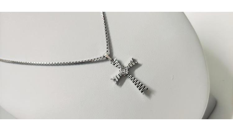 Collana con Croce e Pietra centrale incastonata.