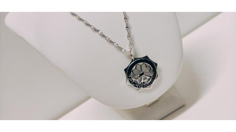 Collana con ciondolo di segni zodiacali.