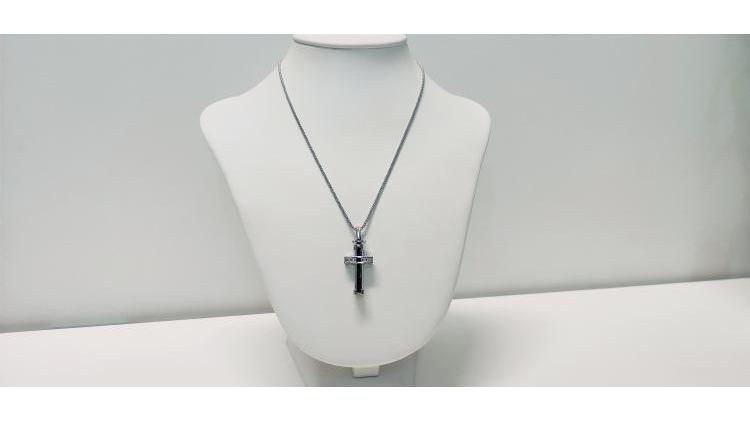 Collana con Croce di Diamanti Bianchi e Neri.