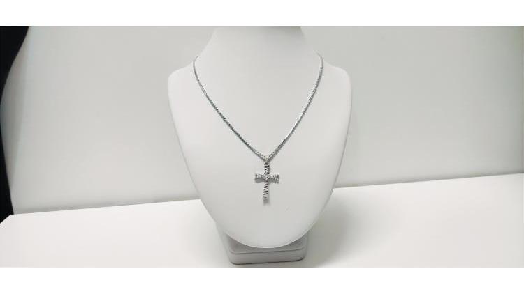 Collana con Croce e Pietra centrale incastonata.