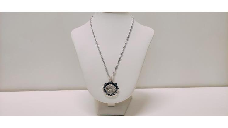 Collana con ciondolo di segni zodiacali.