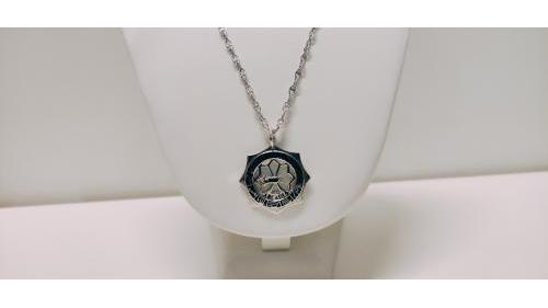 Collana con ciondolo di segni zodiacali.